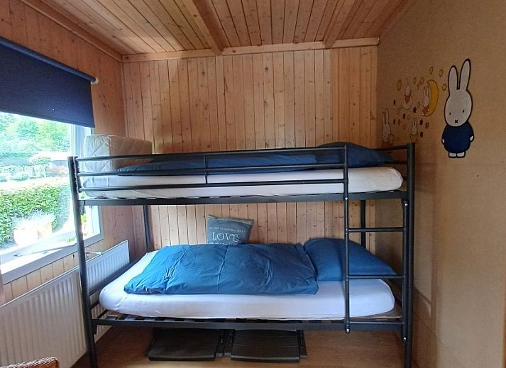 Sfeervolle tuin met boog van groen bij Pinquin 31 chalet in Rockanje, rustgevende omgeving in Zuid-Holland voor natuurliefhebbers.