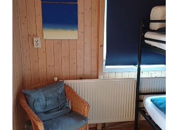 Sfeervolle tuin met boog van groen bij Pinquin 31 chalet in Rockanje, rustgevende omgeving in Zuid-Holland voor natuurliefhebbers.