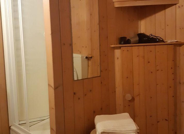 Sfeervolle tuin met boog van groen bij Pinquin 31 chalet in Rockanje, rustgevende omgeving in Zuid-Holland voor natuurliefhebbers.