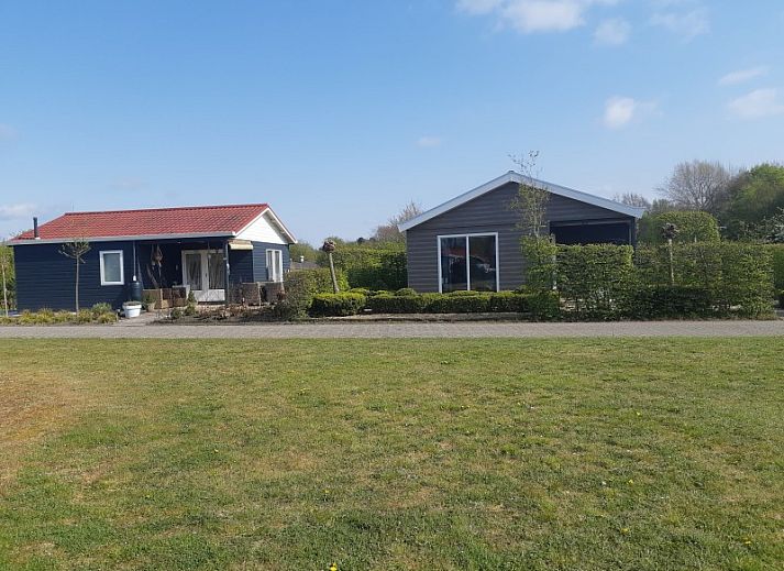 Sfeervolle tuin met boog van groen bij Pinquin 31 chalet in Rockanje, rustgevende omgeving in Zuid-Holland voor natuurliefhebbers.