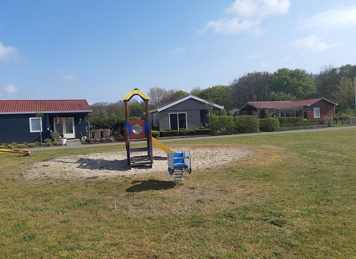 Landschappelijk aangelegde tuin bij Pinquin 31 vakantiehuis in Rockanje, met siergrassen en privacy in Voorne Putten, Zuid-Holland.