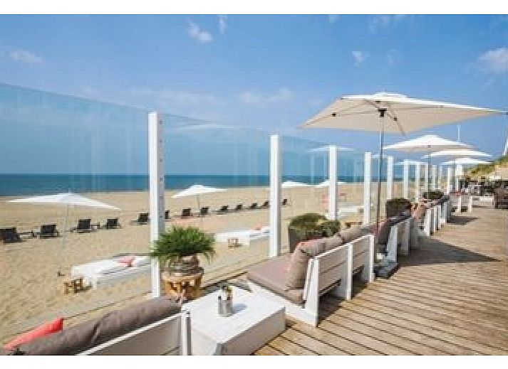 Landschappelijk aangelegde tuin bij Pinquin 31 vakantiehuis in Rockanje, met siergrassen en privacy in Voorne Putten, Zuid-Holland.