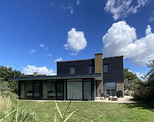 Luxe 8 persoons Golf Villa Texel in De Cocksdorp met moderne architectuur en ruime tuin, ideaal voor een ontspannen vakantie aan zee.