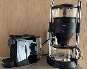 Koffiehoek in Luxe 8 persoons Golf Villa Texel in De Cocksdorp met espressomachine en koffiezetapparaat, ideaal voor koffieliefhebbers.