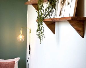 Slaapkamerdecoratie in Unieke 10 pers. Farm Lodge De Slufter op 'Hoeve Vianen', De Cocksdorp, Texel, met planten en kunst.