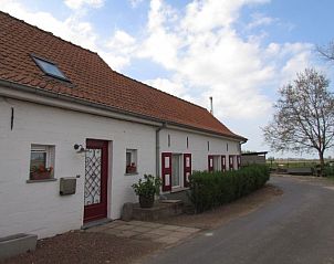 Comfortabele slaapkamer in Hof ter Harte vakantiehuis, Ieper, West-Vlaanderen met moderne inrichting en warme verlichting.