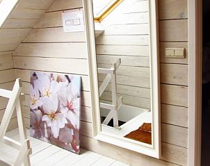 Luxe badkamer in Hof ter Harte vakantiehuis, Ieper, West-Vlaanderen met dubbele wastafel en moderne afwerking.