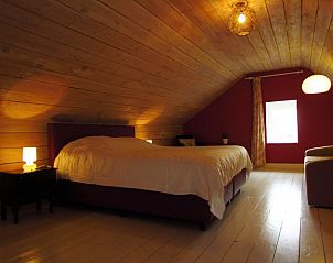 Stijlvolle hal in Hof ter Harte vakantiehuis, Ieper, West-Vlaanderen met spiegel en decoratieve details.