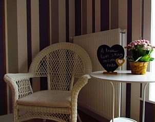 Elegante slaapkamer in Hof ter Harte vakantiehuis, Ieper, West-Vlaanderen met moderne verlichting en comfortabele bedden.