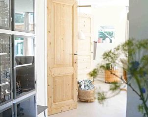 Interieur van Zilt aan Zee | Vakantiehuis Texel in De Koog, met houten deuren en moderne inrichting.