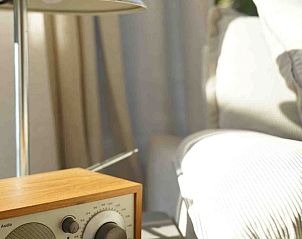 Gezellige leeshoek in Zilt aan Zee | Vakantiehuis Texel, De Koog, met vintage radio.