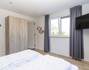 Vakantiepark So What, Villa 6-Pers. in De Koog, Texel met lichte slaapkamer en stijlvolle inrichting, perfect voor een ontspannen vakantie op de Waddeneilanden.