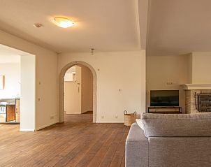 Gezellige binnenruimte met open haard in Kamerstraat 66 vakantiehuis in De Koog Texel voor knusse avonden.