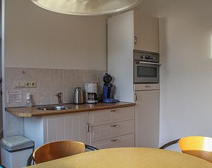Modern kitchen in bed and breakfast de Eierdop, De Cocksdorp, Texel, with coffee maker and oven for a comfortable stay on the Wadden Islands.