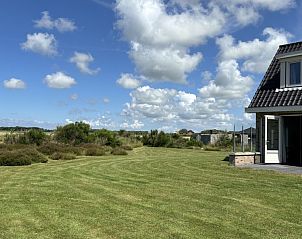 Veranda of Wulpenweid 12 A Lammetje, vacation home in De Dennen, Texel overlooking nature.