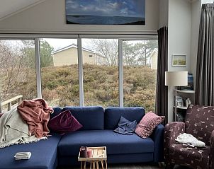 Gezellige zithoek in Spreeuw88 chalet, Den Hoorn, Texel met uitzicht op de natuurlijke omgeving.