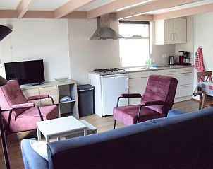 Open woonkamer en keuken in 't Achterhuis vakantiehuis op Texel, Oudeschild.