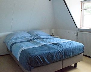 Lichte slaapkamer met tweepersoonsbed in 't Achterhuis, Oudeschild, Texel.