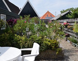 Zonnig terras met zitgelegenheid in 't Achterhuis vakantiehuis, Texel, Oudeschild.