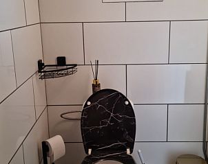 Moderne badkamer in Bruinverhuurt Oudeschild, vakantiehuis in Oudeschild, Texel met stijlvolle inrichting en praktische voorzieningen.