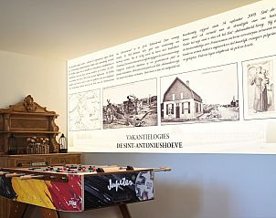 Speelruimte in De Sint-Antoniushoeve vakantiehuis in Zonnebeke, West-Vlaanderen met tafelvoetbal en historische decoraties.