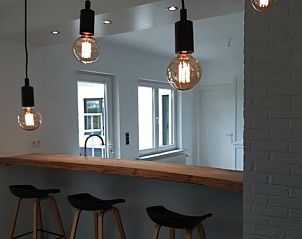 Villa de Strandjutter in Nieuwpoort-Bad, vakantiehuis met stijlvolle bar en sfeerverlichting in West-Vlaanderen, Belgi.