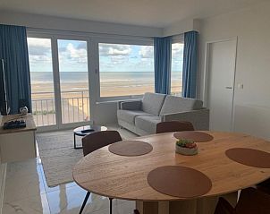 Lichte woonkamer met zeezicht in Nieuwpoort Zeezicht Strand Imperial appartement, Nieuwpoort-Bad, West-Vlaanderen.