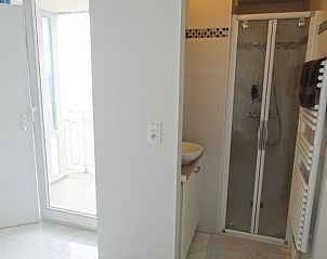 Badkamer met douche in Nieuwpoort Zeezicht Strand Imperial appartement, gelegen in Nieuwpoort-Bad, Belgi.