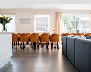 Ruime eetkamer in Coq au lit: Maison de la lune, vakantiehuis in De Haan, met grote ramen en comfortabele stoelen.