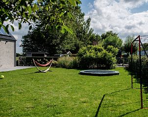 Groene tuin van Coq au lit: Maison de la lune, vakantiehuis in De Haan, perfect voor ontspanning en spelletjes.