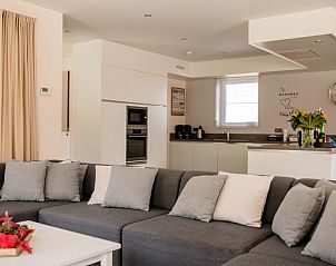 Gezellige woonkamer in Coq au lit: Maison de la lune, vakantiehuis in De Haan, met comfortabele zithoek en moderne keuken.