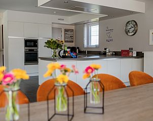 Moderne keuken in Coq au lit: Maison de la lune, vakantiehuis in De Haan, met stijlvolle inrichting en kleurrijke bloemen.