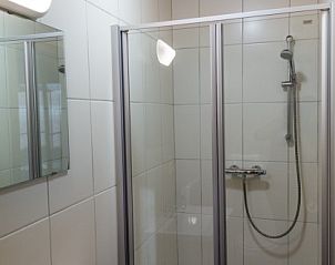 Sfeervolle slaapkamer in De Finesse vakantiewoning in Koekelare-Bovekerke, West-Vlaanderen met houten afwerking.