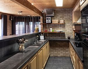 Gezellige gang in De Finesse vakantiewoning in Koekelare-Bovekerke, West-Vlaanderen met houten details.