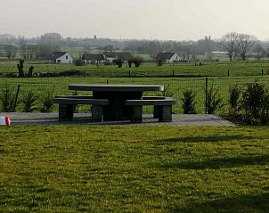 Attraktives Schlafzimmer im Ferienhaus BK025 in Zandvoorde, Westflandern, mit bequemem Doppelbett und warmer Beleuchtung.