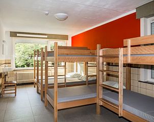 Ruime slaapzaal met stapelbedden in Plokkersheem vakantiehuis, Watou, West-Vlaanderen