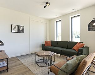 Cozy living room of Rovershut - Family House 2 in De Dennen, Texel, with comfortable sofas and decoration.