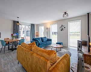 Cozy indoor space in Wulpenweid 10 de Wulp, vacation home De Dennen, Texel with comfortable seating area.