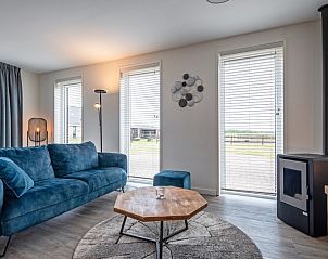 Bright living room in Wulpenweid 10 de Wulp, vacation home De Dennen, Texel with a view of the surroundings.