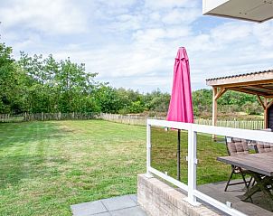 View of green garden from Wulpenweid 12 de Meeuw, vacation home in De Dennen, Texel.