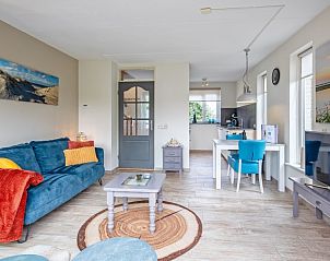 Modern living space in Wulpenweid 14 Zeehond vacation home on Texel with open kitchen.