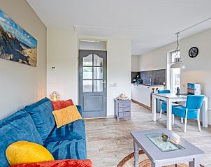 Comfortable sitting area in Wulpenweid 14 Zeehond De Dennen Texel with lots of natural light.