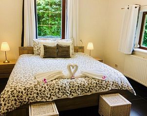 Sfeervolle slaapkamer in Villa Blanche, vakantiehuis in Lauwe, West-Vlaanderen, met luxe bed.