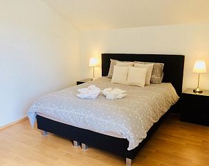 Moderne slaapkamer in Villa Blanche, vakantiehuis in Lauwe, West-Vlaanderen, met comfortabele inrichting.