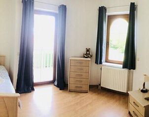 Kleine, knusse slaapkamer in Villa Blanche, vakantieaccommodatie in Lauwe, West-Vlaanderen.