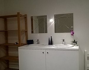 Elegante badkamer in Villa Blanche, vakantieaccommodatie in Lauwe, West-Vlaanderen, met moderne voorzieningen.