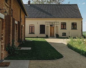 Charmante binnenplaats van B&B de Zunne in Leisele, West-Vlaanderen, met uitnodigende entree.