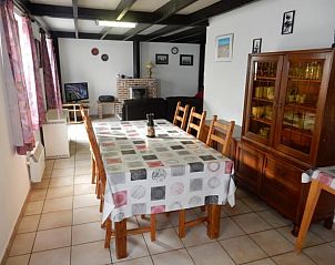 Eetkamer en woonkamer in Vissershuisje, Bredene, Belgische kust, met sfeervolle inrichting.