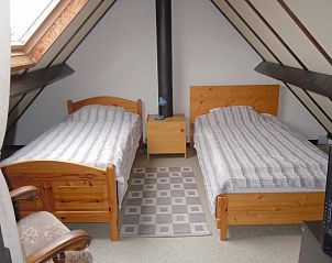 Knusse zolderkamer met twee eenpersoonsbedden in Vissershuisje, Bredene, Belgische kust.