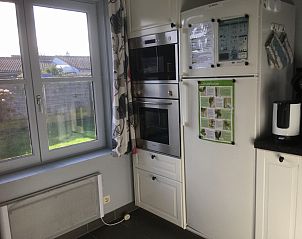 Keuken met uitzicht op de tuin in Duinendaele aan zee vakantiehuis, Adinkerke - De Panne, Belgische kust.